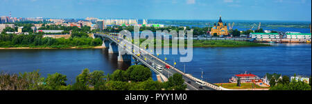 Luftaufnahme im modernen Teil von Nischni Nowgorod, Russland mit Brücke über Fluss Oka und verschiedene historische Gebäude Stockfoto