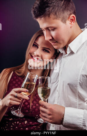 Paar Vorabend trinken feiern das neue Jahr Champagner auf schwarzem Hintergrund Stockfoto