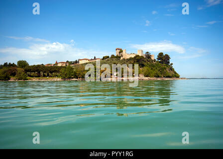 Blick auf Castiglione del Lago vom Lago Trasimeno, Umbrien, Italien Stockfoto