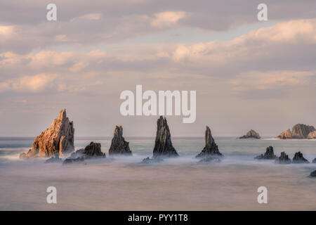 Playa de La Gueirua, Santa Marina, Asturien, Spanien, Europa Stockfoto