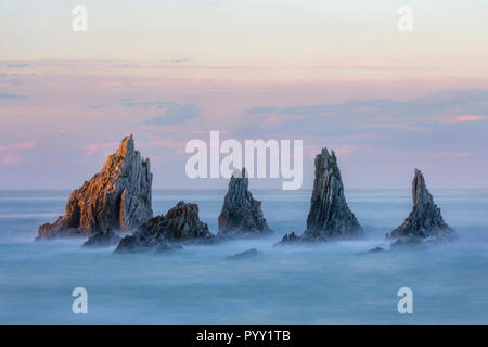 Playa de La Gueirua, Santa Marina, Asturien, Spanien, Europa Stockfoto