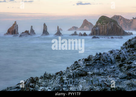 Playa de La Gueirua, Santa Marina, Asturien, Spanien, Europa Stockfoto