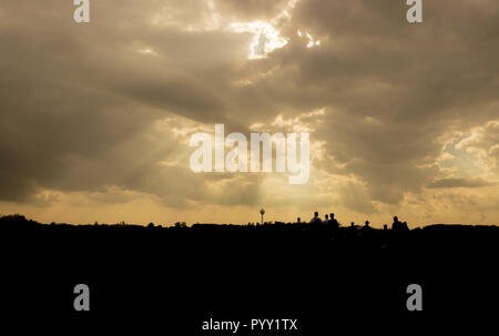 Sonnenstrahlen Menschen beleuchten. Die Zuwanderung von Menschen. Stockfoto