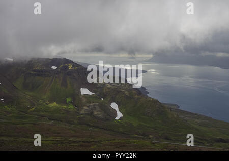 Panorama von Reydarfjördur, dem größten Fjord. Eastern Island. Blick von Nattmalahnjukur montieren. Stockfoto