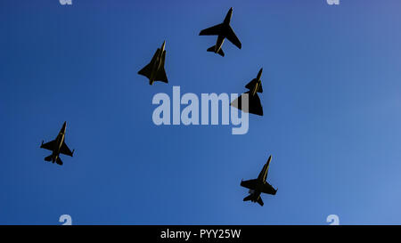 Combat squadron von Überschallflugzeugen auf blauen Himmel Stockfoto