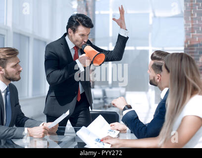 Unternehmer ruft auf das Business Team durch ein Megaphon Stockfoto