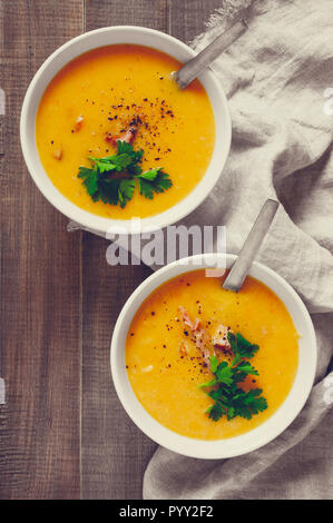 Zwei portion Erbsensuppe mit geräuchertem Fleisch und Petersilie auf dem hölzernen Tisch, Ansicht von oben Stockfoto