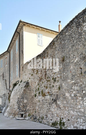 Gebäude am Wasser in der Altstadt von Porec in Kroatien Stockfoto