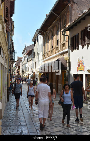 Touristen, die sich in der Altstadt von Porec in Kroatien Stockfoto