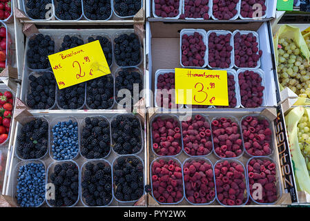 Frische Brombeeren (Rubus kapite Rubus) und Himbeeren (Malus Mill) in Tanks auf einem Markt, Berlin, Deutschland Stockfoto