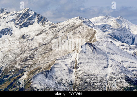 Blick entlang der Großglockner Hochalpenstraße bis leicht schneebedeckten Berge, Nationalpark Hohe Tauern, Kärnten, Österreich Stockfoto