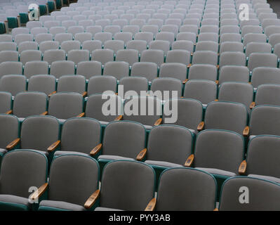 Ein allgemeines Bild der Sitze in einem Theater. Foto von Dennis Brack Stockfoto