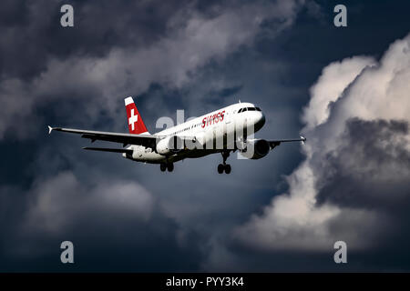 Swiss Airbus A320, auf der Flucht vor der dunklen bewölkter Himmel, Schweiz Stockfoto