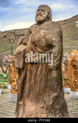 Oshakan, Armenien, 19. Februar 2018: Denkmal für den Gründer der Armenischen schreiben St. Mesrop Mashtots auf dem Hintergrund der Stein Buchstaben in Oshakan Dorf Stockfoto