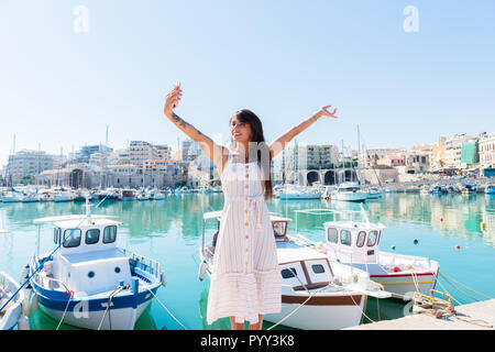 Reisen touristische Frau auf Urlaub in Heraklion Kreta Wandern am Hafen. Schöne elegante Mädchen schlägt selfies Besuch der berühmten mediterranen, Wolfgang Stockfoto