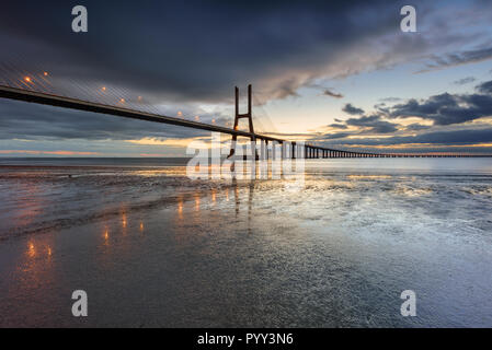 Vasco-da-Gama-Brücke Landschaft bei Sonnenaufgang. Eine der längsten Brücken der Welt. Lissabon ist ein tolles Reiseziel, weil sein Licht, seine Mo Stockfoto