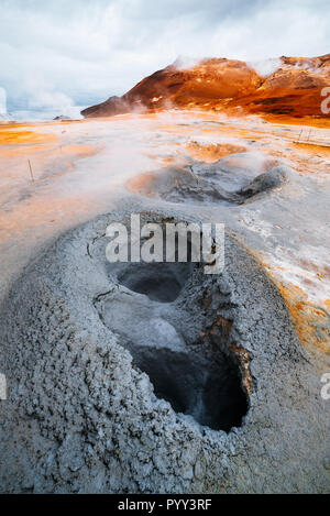 Namafjall - Geothermie Bereich im Feld von hverir. Landschaft, die Pools der kochenden Schlamm und heißen Quellen. Touristische und natürlichen Attraktionen in Island Stockfoto