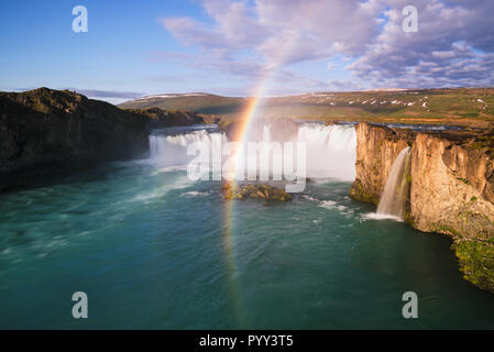 Godafoss - eines der Island Wasserfälle. Berühmte Touristenattraktion. Sommer Landschaft mit Regenbogen bei schönem Wetter Stockfoto