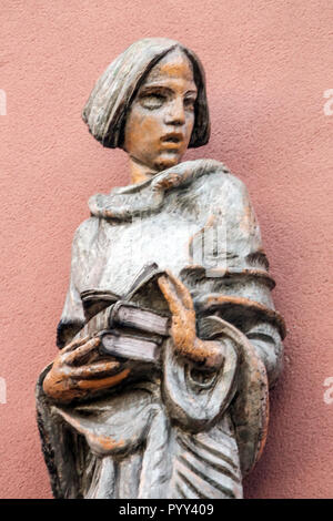 Karl Marx-Hof, Wien, Skulptur detail, Allegorie der Bildung von Josef Franz Riedl, Zeit des Roten Wien Stockfoto