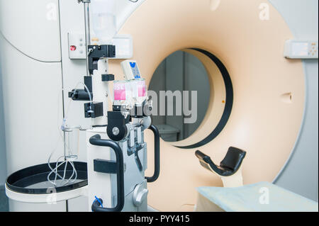 Tomographie oder berechnete axiale Tomographie Maschine Scan im Krankenhaus Zimmer berechnet. Stockfoto