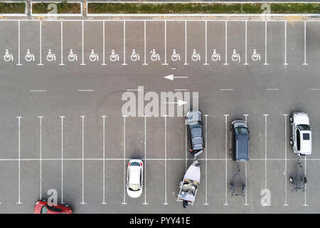 Fast leeren Parkplatz mit Behinderten Symbol. Prking Plätze für behinderte Person vorbehalten. Antenne Drohne anzeigen. Stockfoto
