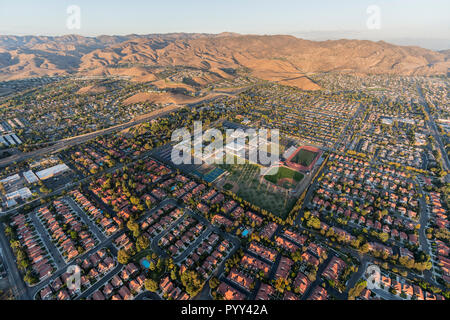 Luftaufnahme des modernen S-Gehäuse, den 118 Freeway und felsigen Gipfel Mountain Park in der Nähe von Los Angeles in Simi Valley, Kalifornien. Stockfoto