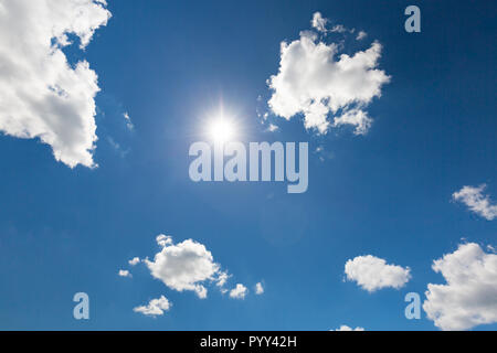 Die Sonne scheint hell in der Tageszeit im Sommer. Blauer Himmel und Wolken. Stockfoto