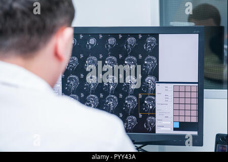 Ärzte berücksichtigen und die Magnetresonanztomographie (MRT) des Gehirns zu diskutieren. Blick nach hinten, selektiven Fokus Stockfoto