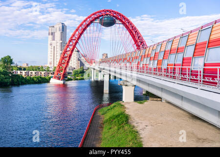 Rainbow Bridge in Moskau an einem sonnigen Tag Stockfoto