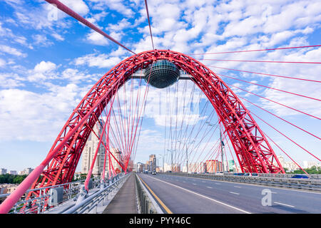 Rainbow Bridge in Moskau an einem sonnigen Tag Stockfoto