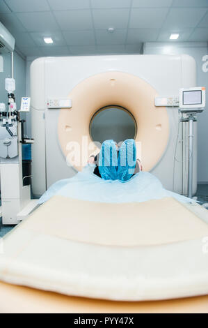Tomographie oder berechnete axiale Tomographie Maschine Scan im Krankenhaus Zimmer berechnet. Stockfoto