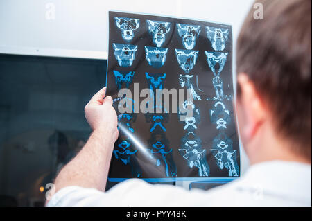 Arzt auf die Magnetresonanztomographie (MRT) der Kopf. Blick nach hinten, selektiven Fokus Stockfoto