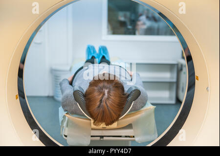 In der Nähe von Patienten bei der CT-Tomographie im Krankenhaus scan, Schuß durch den Schlauch aus dem Gerät. Selektiver Fokus Stockfoto