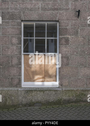 Alte Schiebefenster mit braunem Papier bedeckt. Metapher blockiert, eingeschränkte Sicht, schlechte Sichtverhältnisse. Stockfoto