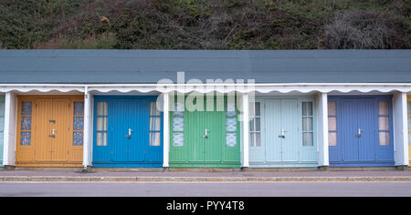 Bournemouth, UK. Pastellfarben Strand Hütten auf die Promenade am Bournemouth Meer. Stockfoto