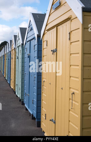 Bournemouth, UK. Pastellfarben Strand Hütten auf die Promenade am Bournemouth Meer. Stockfoto