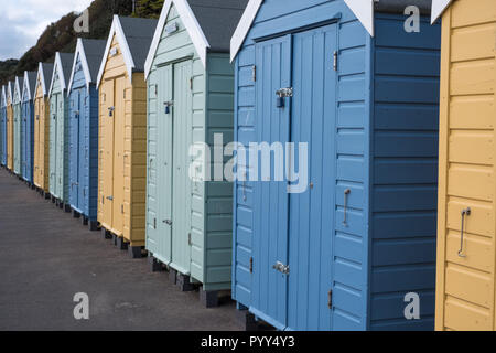 Bournemouth, UK. Pastellfarben Strand Hütten auf die Promenade am Bournemouth Meer. Stockfoto