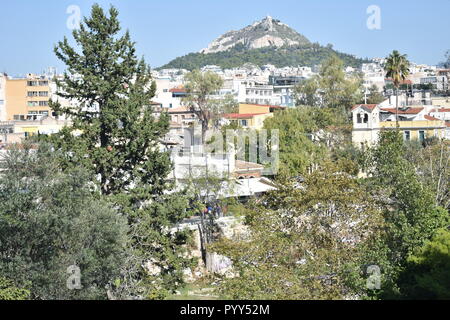 Lycabettus Hügel von der Akropolis, Athen gesehen Stockfoto