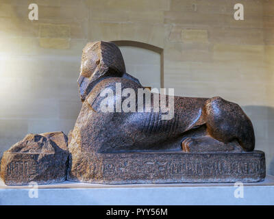 PARIS, Frankreich, 28. AUGUST 2013: Statue des Sphinx, Louvre Museum Stockfoto