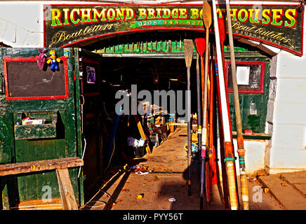 Ein Bild zeigt einen der bunten Boot Workshops neben Richmond Brücke, die den Fluss Themse überspannt, in London. Stockfoto