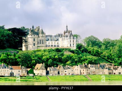 Das Dorf und Schloss Chaumont-Sur-Loire auf der Loire in Loir et Cher Region Frankreichs Stockfoto