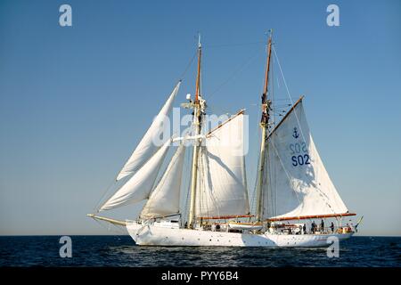 HSwMS Falken. Tall Ship training Schoner der Schwedischen Marine unter Segeln in der Ostsee. Mannschaft arbeiten aloft Segel während anheften, Manöver Stockfoto