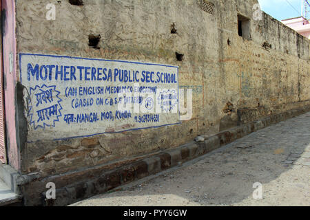 Übersetzung: Das Wandbild von Mutter Teresa Schule um Amer (Gelb) Fort in Jaipur. In Indien genommen, August 2018. Stockfoto