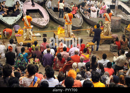 Die Angestellten sind einladend der Touristen und Pilger in das Ritual in Varanasi zu engagieren. In Indien genommen, August 2018. Stockfoto