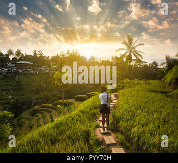 Ubud - Bali - Indonesien, 17. Mai 2017, touristische Mädchen Sonnenuntergang Foto in Tegalalang Reisfeld Stockfoto