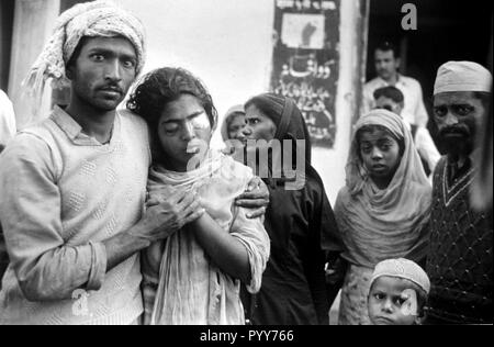 Mann mit Augenverband der Ehefrau beschädigt , Union Carbide Gasleck , Bhopal , Madhya Pradesh , Indien , Asien , Ein altes, altes 1984-jähriges Bild Stockfoto