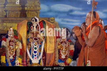 Shankaracharya von Kanchi, Jagadguru Sri Jayendra Saraswathi, betet zu Lord Balaji, Bombay, Mumbai, Maharashtra, Indien, Asien Stockfoto