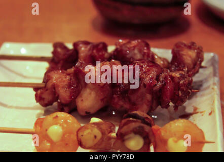 Yakitori aufgespießt Huhn Naizo (innere Organe) und Ginkgo Samen Stockfoto