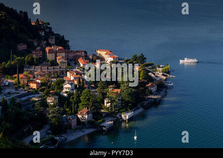 Fähre nähert sich der Hafen in Varenna am Comer See, Italien Stockfoto