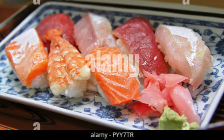 Verschiedene Sushi Platte mit Lachs, Thunfisch, Garnelen und gelbschwanzflunder Stockfoto